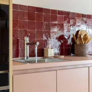 Zellij cuisine rouge profond – Éclat traditionnel