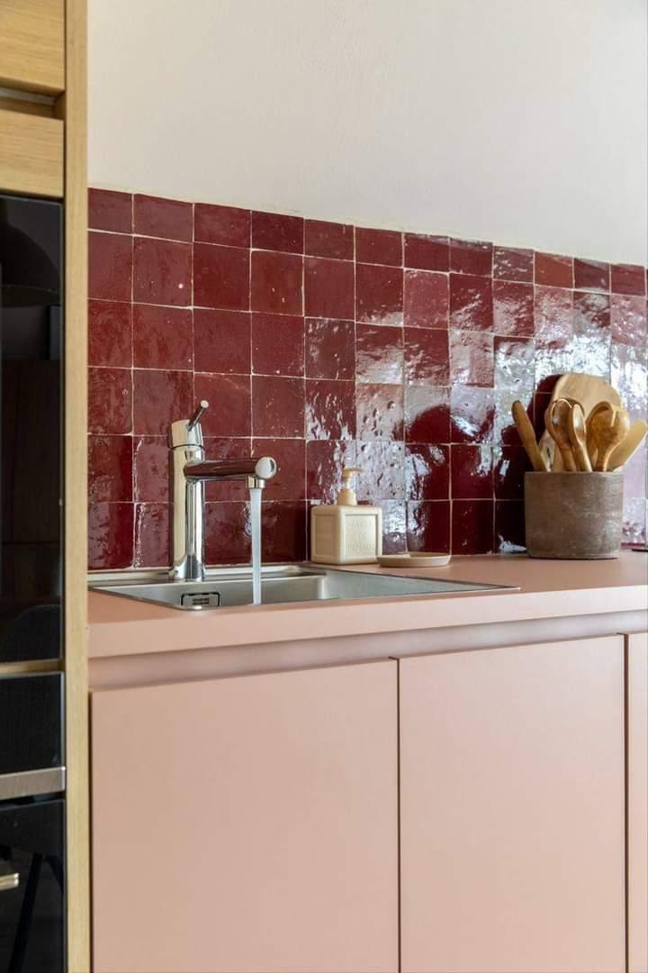 Zellij cuisine rouge profond – Éclat traditionnel