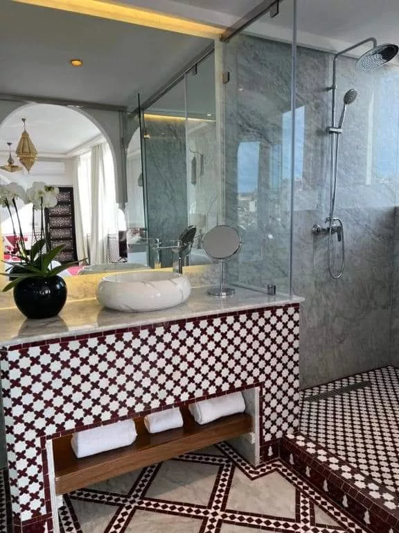 Zellij Étoile Rouge & Blanc – Mosaïque Traditionnelle