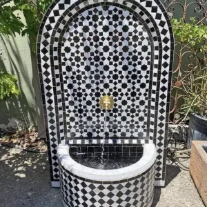 Fontaine Murale en Zellige "Riad Monochrome" – Arche Noire et Blanche