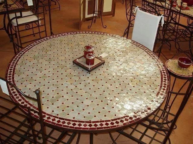 Table en Zellige "Médina" – Treillis Clair et Finitions Bordeaux